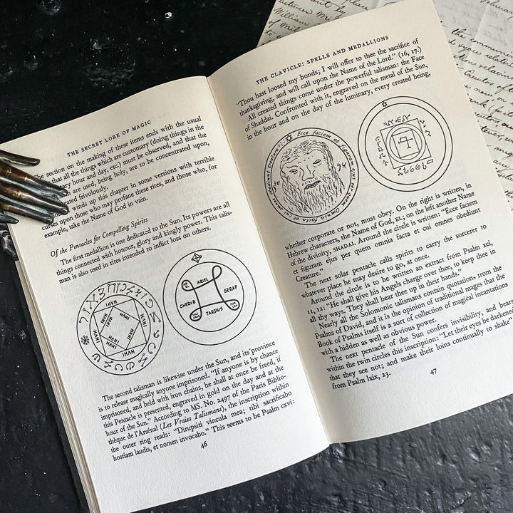 L'art de la bonne aventure dans une tasse à thé